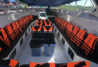 スピードボート